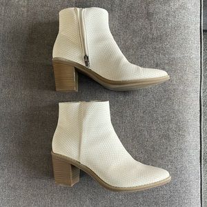 Universal Thread off white booties